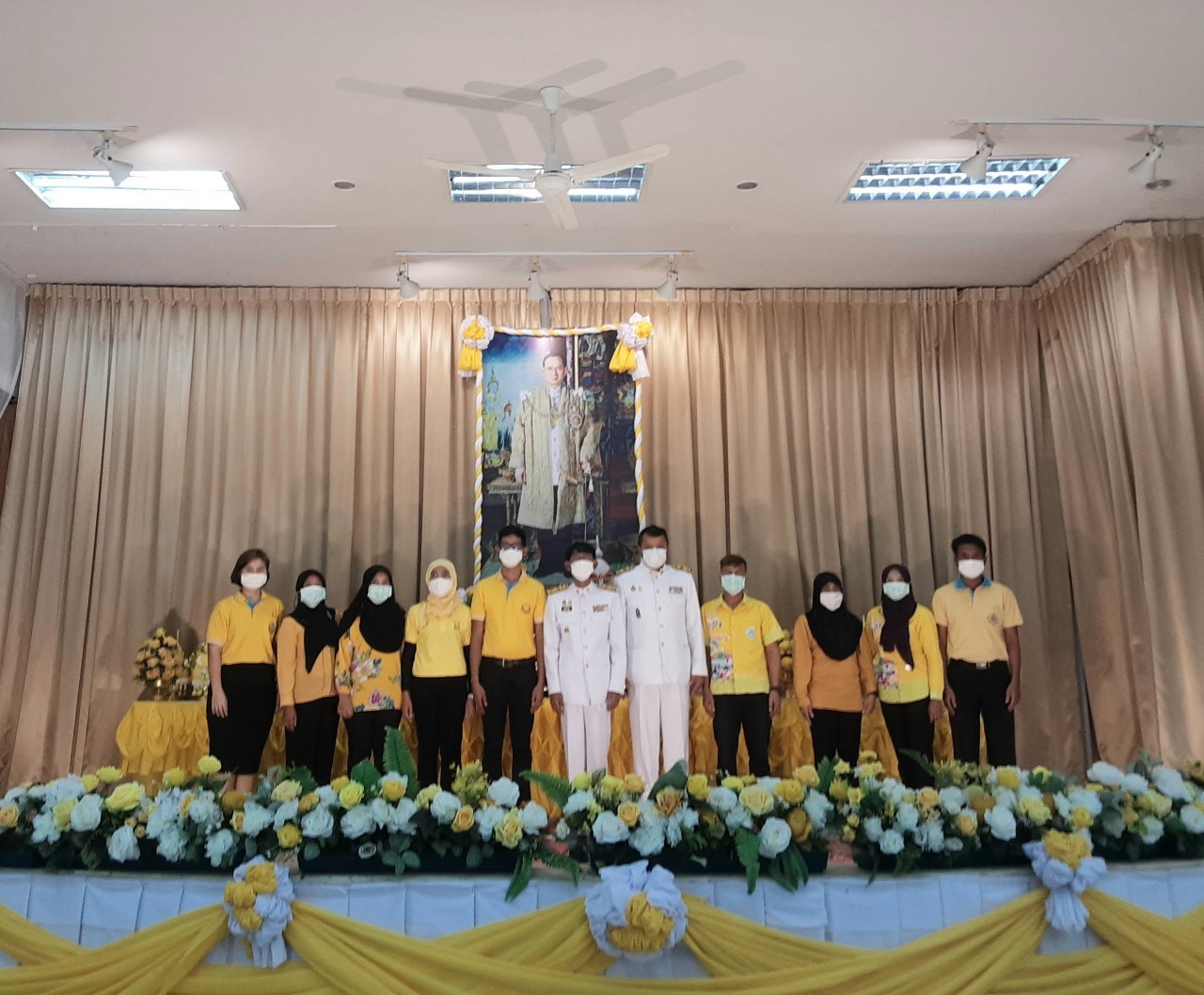 ทต.ศาลาด่าน เข้าร่วมพิธีวางพานพุ่มและพิธีถวายบังคม กิจกรรม ๕ ธันวาคม ๒๕๖๓